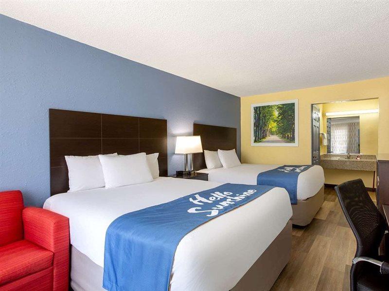 Days Inn By Wyndham Greensboro Airport Exteriér fotografie