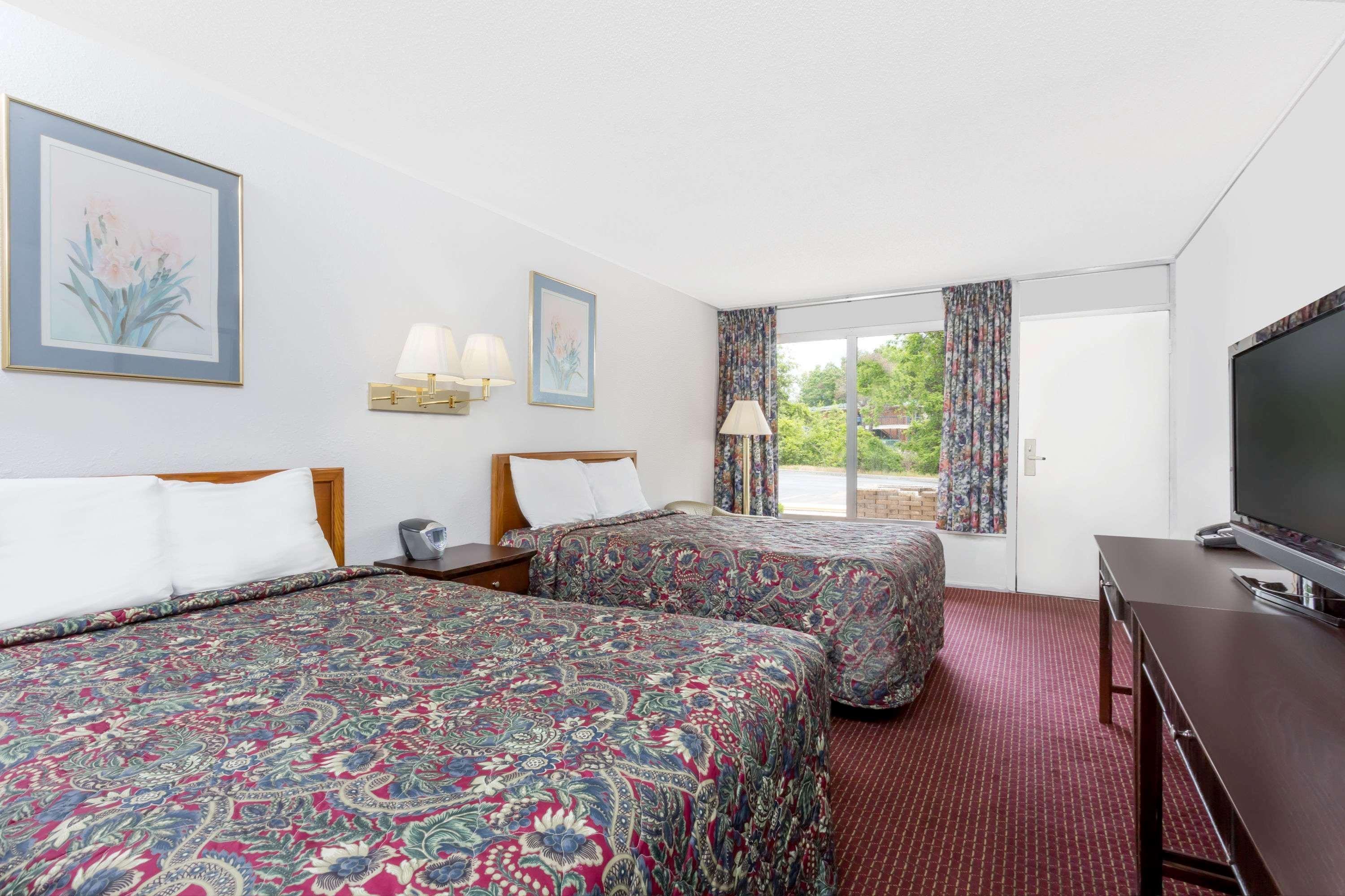 Days Inn By Wyndham Greensboro Airport Exteriér fotografie